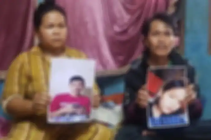 Orang tua menunjukan foto Salsabila dan Handi Harisaputra saat ditemui di rumahnya di Desa Ciaro Kecamatan Nagreg Kabupaten Bandung, Selasa (14/12/2021)