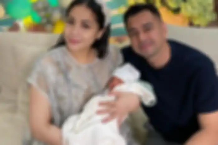 Nagita Slavina dan Raffi Ahmad bersama sang buah hati, Rayyanza.