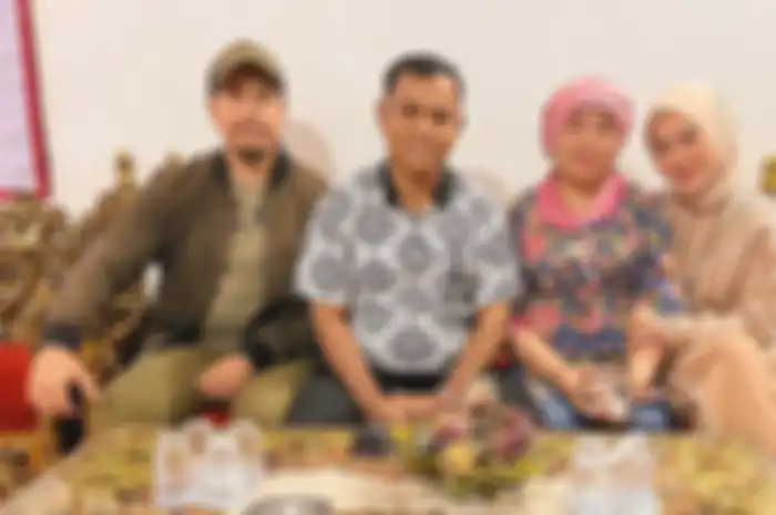 Pertemuan Sunan Kalijaga dengan Haji Faisal dan Dewi Zuhriati dimediasi Marissya Icha, sahabat Vanessa Angel dan Bibi Ardiansyah.