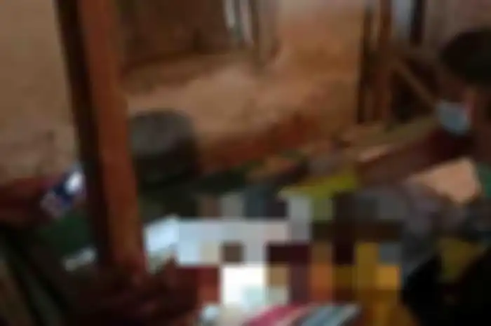 Jenazah Wayan Terpi saat dievakuasi petugas usai dirawat oleh Putu Sugiarta selama hampir dua bulan sejak meninggal. 