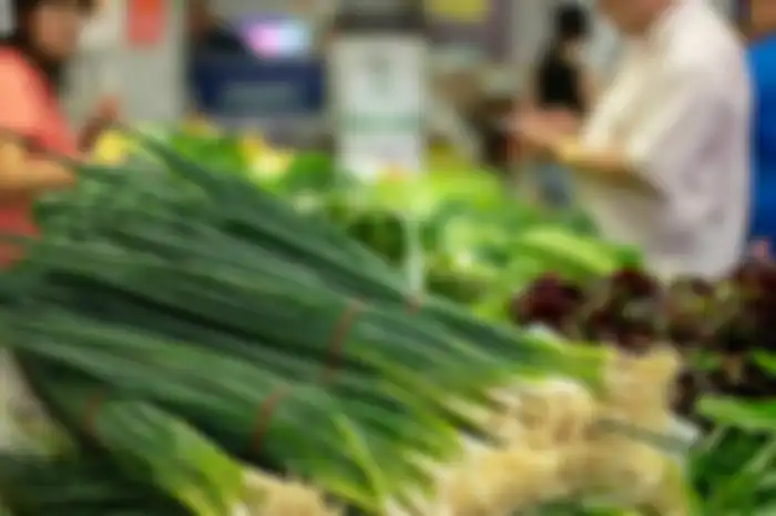 Tumpukan daun bawang segar.