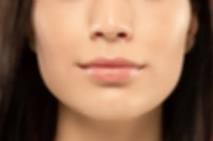 Cara melembapkan bibir kering saat berpuasa.