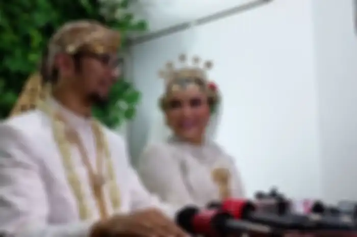 Andri Irwan dan Roro Fitria usai akad nikah di hotel kawasan Kemang, Jakarta Selatan, Rabu (29/12/2021).
