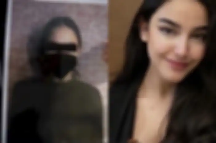 Sebelum tersandung kasus prostitusi online, Cassandra Angelie sempat mengancam mempolisikan warga desa. Foto ini jadi buktinya.
