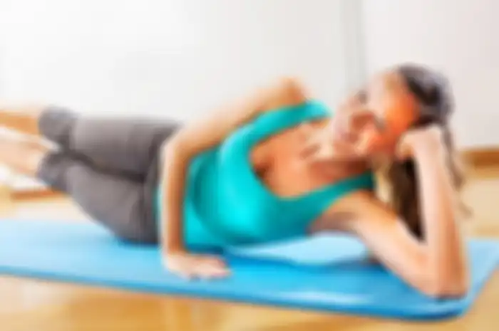 Latihan Pilates di rumah aman bagi siapa saja yang bebas dari cedera atau sakit punggung kronis.
