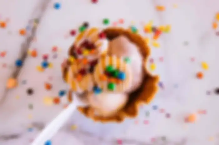 Terlalu banyak makan makanan manis bisa meningkatkan kadar gula darah dan meningkatkan risiko diabetes.
