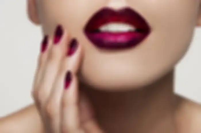 menggunakan lipstik gelap