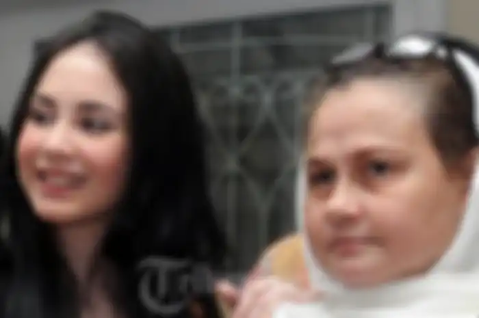 Arumi Bachsin dan ibunya, Maria Lilian Pesch