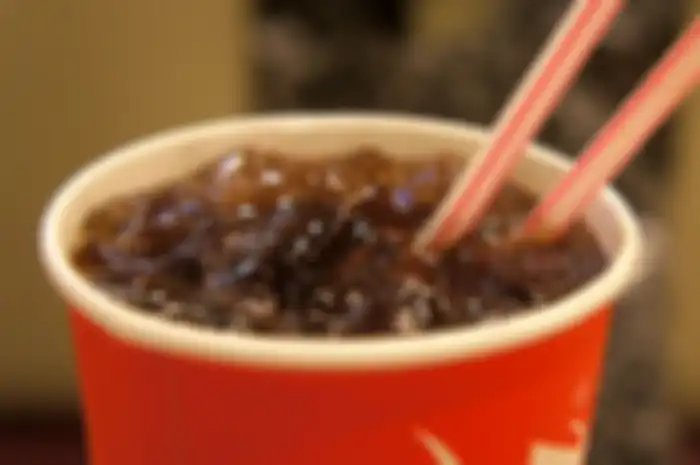 Salah satu bahaya mengonsumsi minuman bersoda adalah kekurangan vitamin.