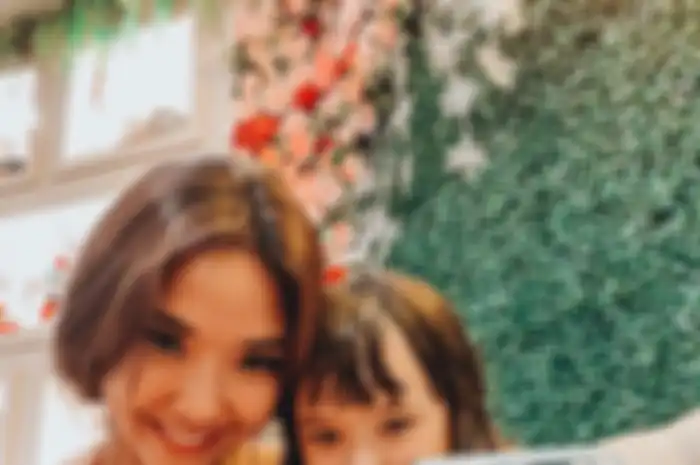 Gisel dan Gempi merayakan Hari Ibu dengan sederhana di Bali. Foto Gisel tampil kompak bareng Gempi juga diunggah di Instagram. 
