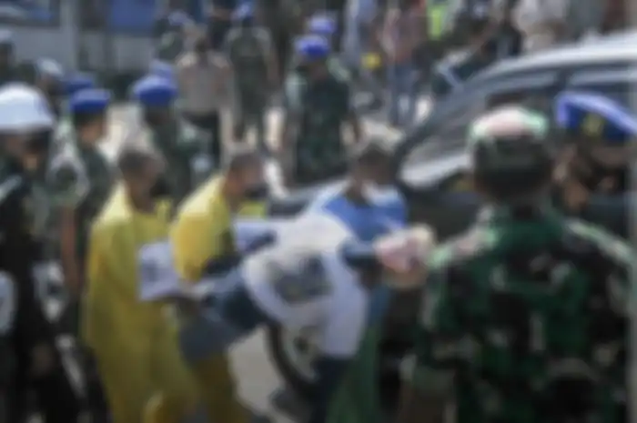 Foto tampang pria saksi kunci (baju biru) kasus tabrak lari Kolonel Priyanto dan dua anggota TNI lainnya beredar. Begini ceritanya.