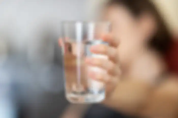 Minum air di sela makan