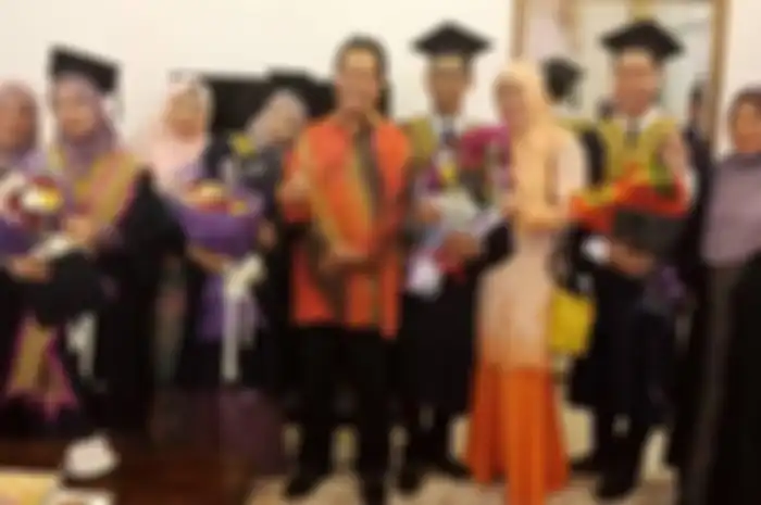 Ayu Syaheera dan keempat saudaranya wisuda bersama