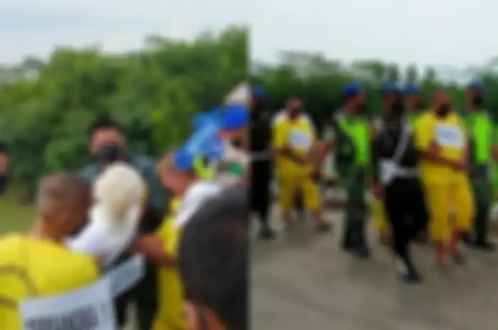 Kolase Rekonstruksi pembuangan sejoli korban tabrakan di atas jembatan Sungai Tajum Desa Menganti, Kecamatan Rawalo, Kabupaten Banyumas, Jawa Tengah, Senin (3/1/2022).