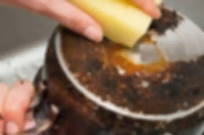 kerak hitam di panci bisa hilang dengan buah asam ini