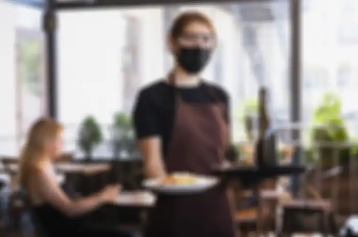 jam buka restoran dan kafe yang berlokasi dalam gedung/toko atau area terbuka baik yang berada pada lokasi tersendiri maupun pada pusat perbelanjaan/mal dibatasi sampai pukul 22.00
