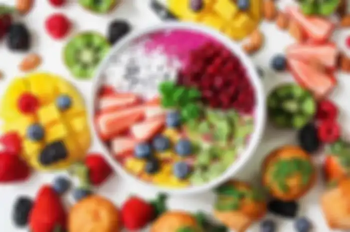 Ilustrasi beragam buah-buahan yang kaya vitamin dan mineral.