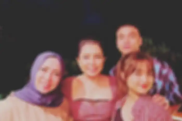 Fuji tampak merangkul mesra Mayang. Foto keduanya bikin heboh netizen. Namun, komentar Melly Goeslaw diserbu netizen.