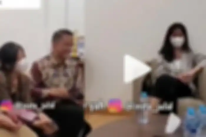 Mayang duduk berjauhan dengan keluarga Doddy disorot