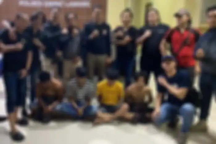 Petugas menangkap empat dari enam pelaku pencabulan terhadap perempuan dibawah umur, Ardi (23), Muhammmad Erwan (22), dan Raka Sastra (19) dan Yuriko Guteres (22). 