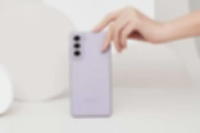 Samsung Galaxy S21 FE warna Lavender.