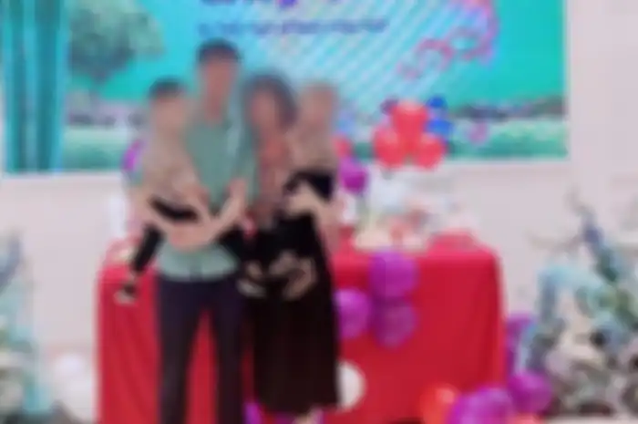 Bui Toan bersama istri dan kedua anaknya