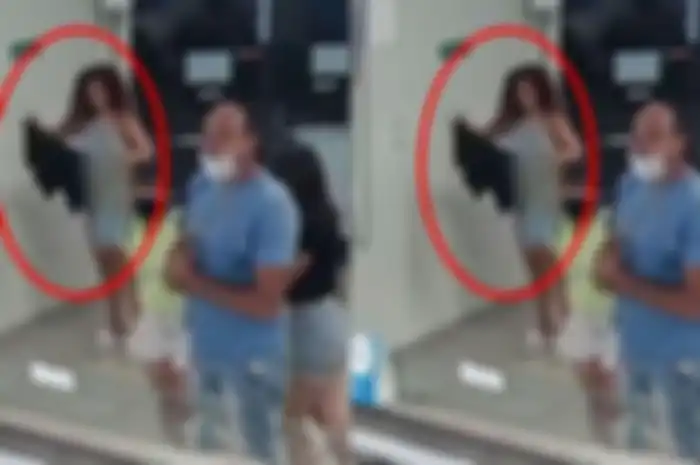 Wanita pede buka baji di depan banyak orang
