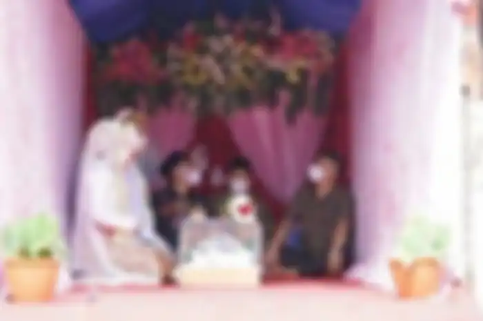 Viral sepasang pengantin gelar akad nikah di dalam bak truk.  