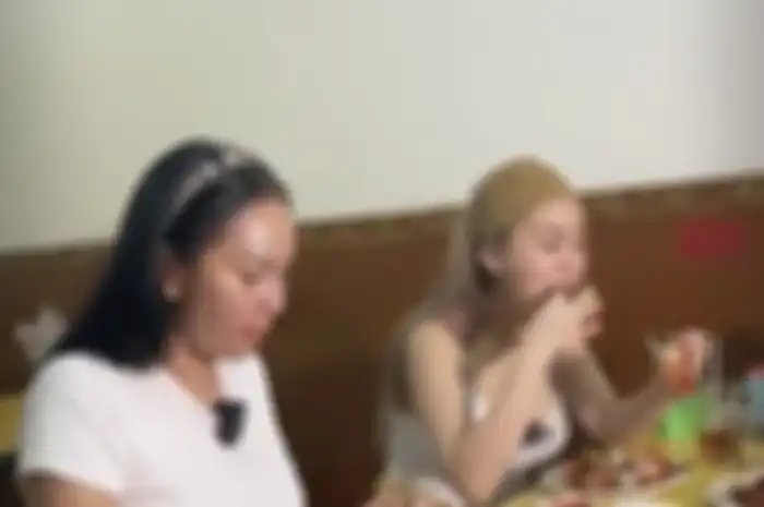 Dalam foto terkini di Instagram Stories, Kalina memamerkan makan malam bersama selebgram Denise Chariesta. Vicky Prasetyo jadi pertanyaan.