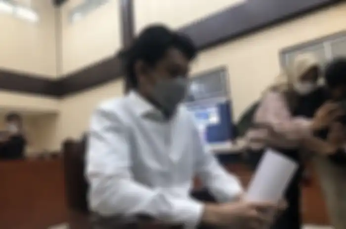 Gaga Muhammad hanya tertunduk saat berada di dalam ruang sidang di Pengadilan Negeri Jakarta Timur, Senin (10/1/2022). 