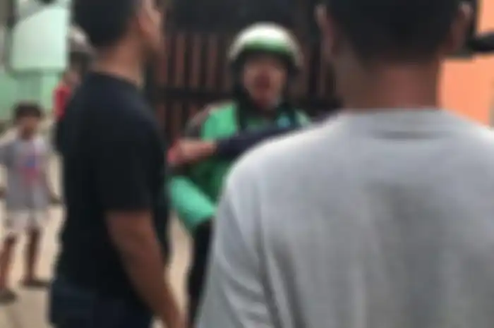 Foto korban yang terluka akibat pemukulan mayor TNI AL membuat ratusan driver ojol murka. Mereka menggeruduk Polsek Pamulang.