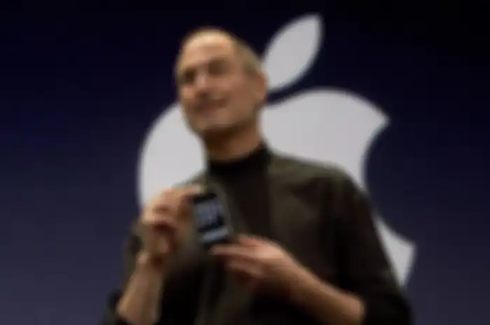 Steve Jobs memperkenalkan iPhone generasi pertama.