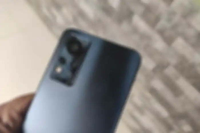 Sisi belakang Infinix Note 11 NFC dengan tekstur kesat dan warna berkilau garis yang menarik.