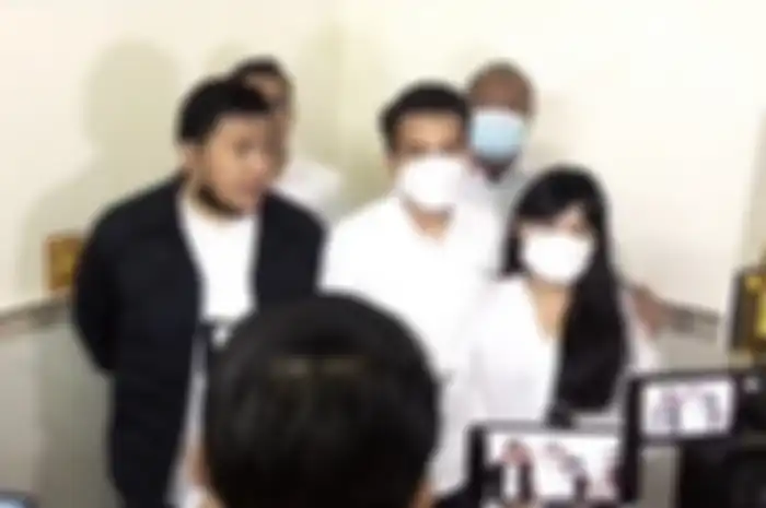 Adam Deni menyebutkan justru Nora-lah yang memintanya damai dengan iming-iming sejumlah uang hingga tanah. 