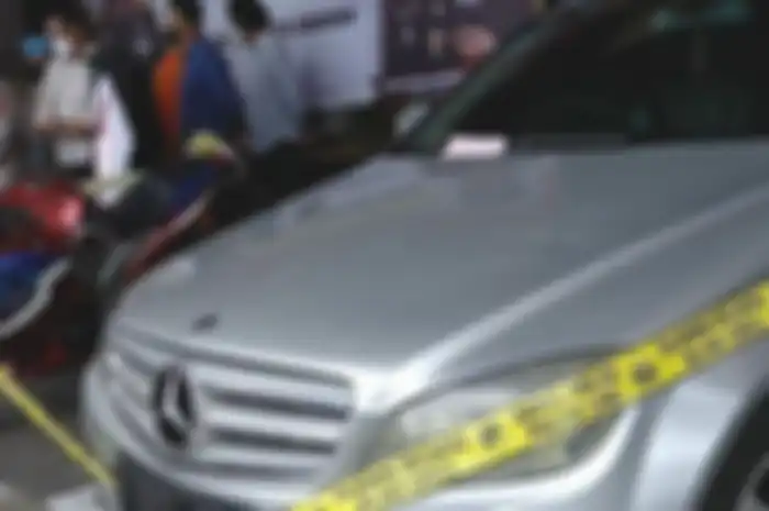 Sedan Mercedes Benz C Class serta Honda CBR 250 cc disita polisi dari Suwignyo untuk dijadikan barang bukti kejahatannya di Polres Tasikmalaya Kota, Rabu (12/1/2022). 