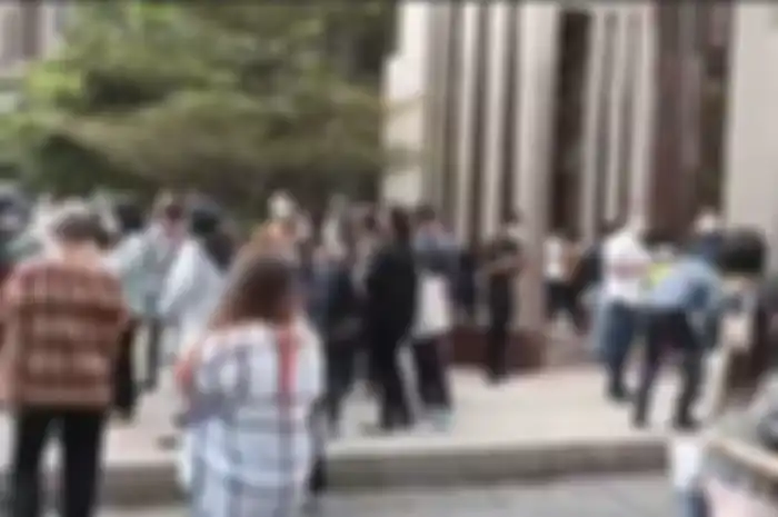 Beberapa netizen membagikan pula video kerumunan orang berduyun-duyun keluar dari gedung perkantoran di Jakarta saat gempa terjadi.