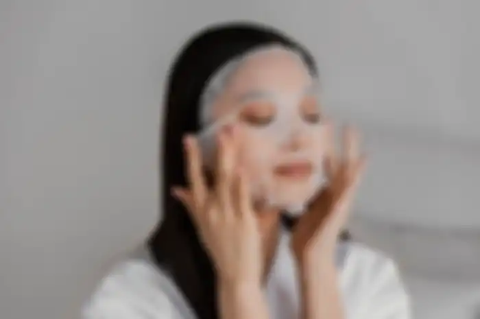 Ilustrasi memakai sheet mask untuk basmi jerawat