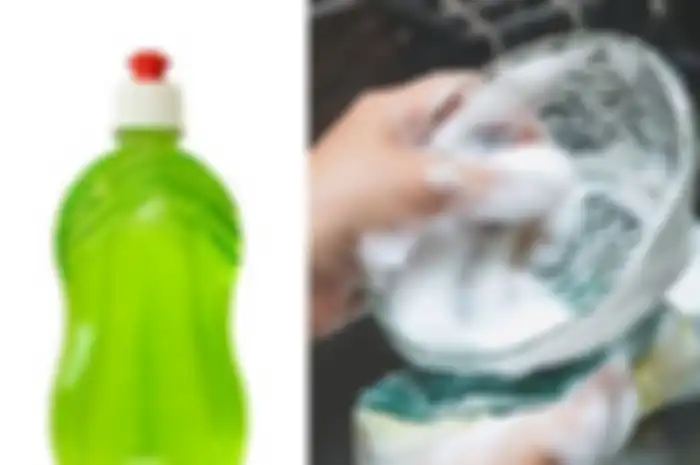 Mencuci piring dengan sabun cuci piring