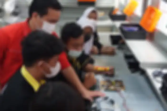 Program pelatihan Sharp Class di SMKN 4 Bandung, siapkan teknisi profesional. 