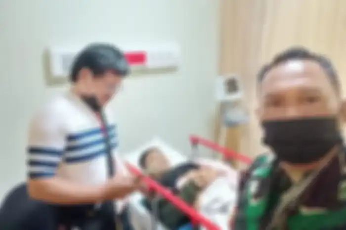 Dalam foto yang beredar, beberapa teman korban terlihat menyesali kepergian Pratu Sahdi  anggota pasukan elite Raider Kostrad TNI AD.