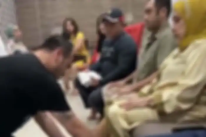 Foto Ferry Irawan membasuh kaki ibunda beredar di media sosial. Namun, foto ini masih memicu keraguan netizen terhadap cintanya ke Venna Melinda.