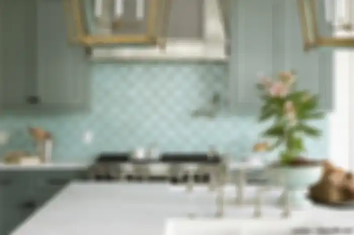 Inspirasi backsplash dapur dengan keramik mermaid.