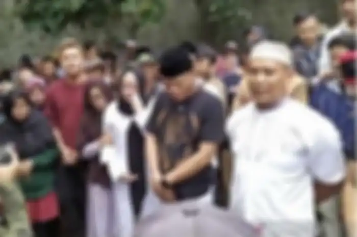 Netizen bertanya-tanya atas foto duka yang diunggah Sule di akun Instagram pribadinya. Kepergian Dose Hudaya sudah bikin remuk musisi Sunda.