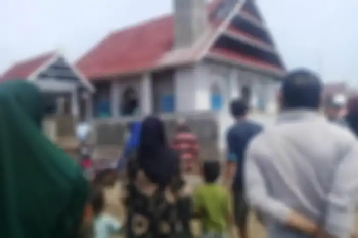 Foto atap masjid di Bima dibongkar warga  viral di media sosial, arsitek ikut berkomenta. Ada kesalahan fatal dari pembuatnya