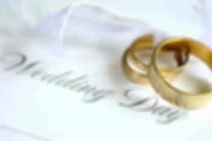 Beberapa suami istri melakukan perjanjian pra nikah pemisahan harta.