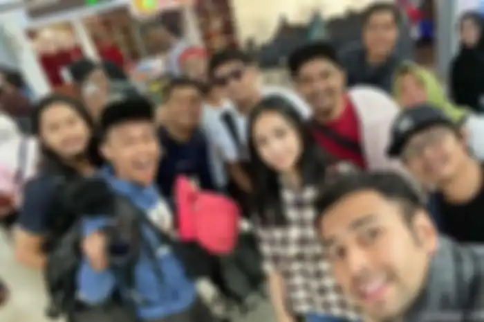 Raffi Ahmad dan Nagita Slavina bersama para pegawainya