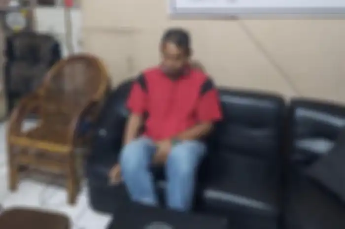 Dari foto yang disebarkan, sang sopir tengah duduk tertunduk lesu di sebuah sofa. Di tangan kanannya masih memegang sebatang rokok.