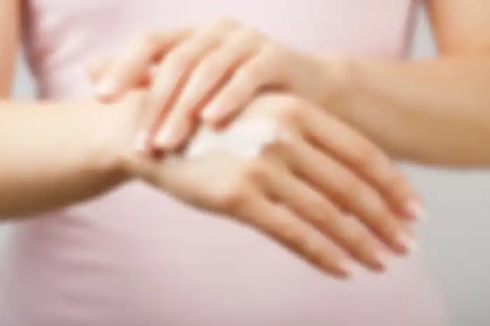 Tips hidup memutihkan kulit tangan yang belang dan kusam dengan cepat