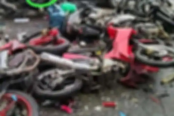 Foto kantong plastik yang masih tergantung di motor korban kecelakaan Balikpapan itu memicu perdebatan. Respons teuku Wisnu disorot.