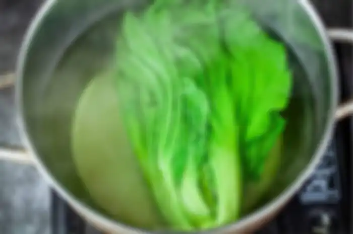 memasak sayur hijau